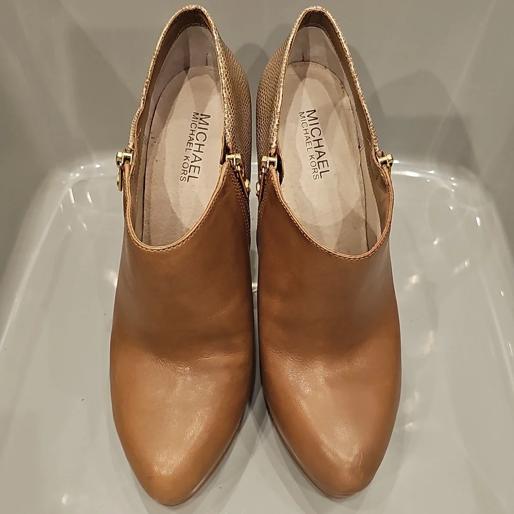 MICHAEL KORS Elegant Taupe Tan Leather Booties